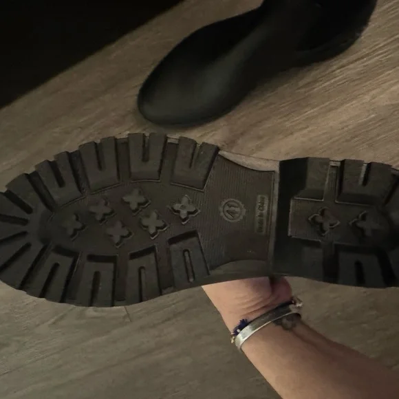 SOLD. Black rain boots with stretchy lining. Never been worn. Brand new size 9. - Picture 5 of 7